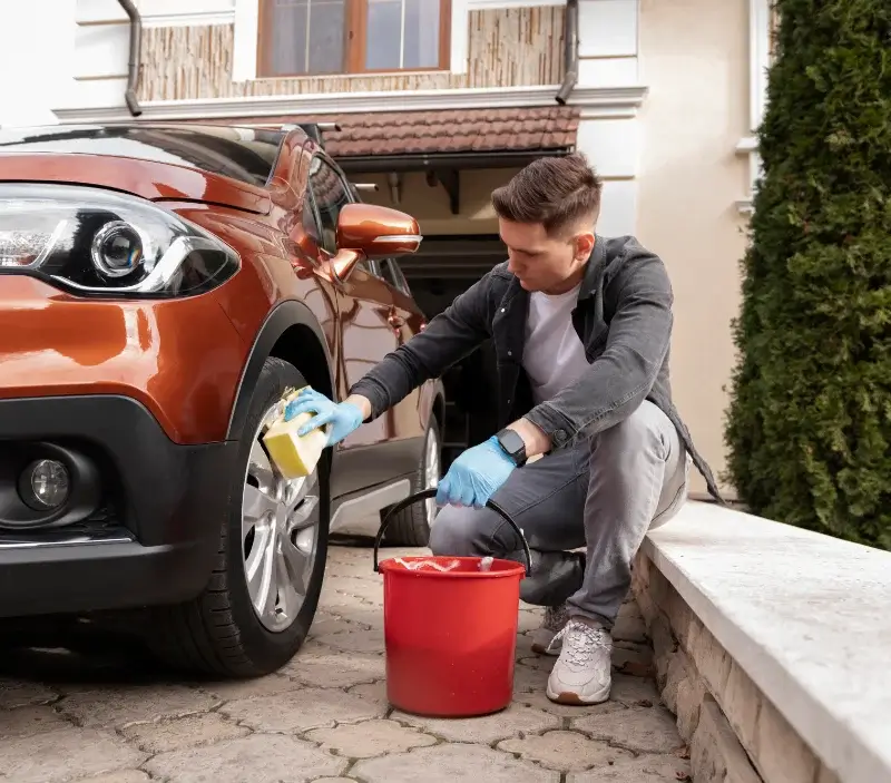 Lavage auto à domicile Petit-Mesnil : professionnel intervenant sur un véhicule